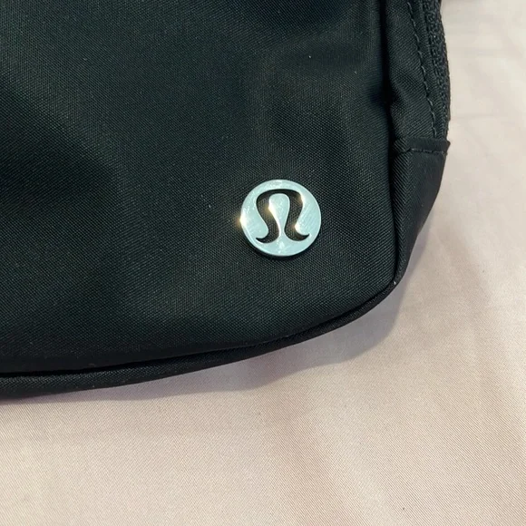 NWT lululemon everywhere belt bag (ebb) in Black - Picture 2 of 4